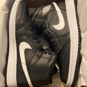Air Jordan 1 Mid - brand new